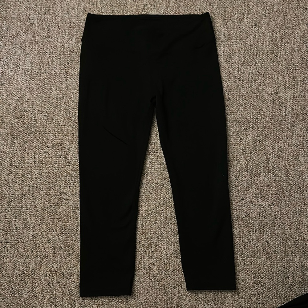 Women’s Fabletics Capri Leggings Black XS